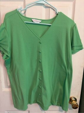Liz Claiborne Mint Green V-Neck Button Front Top
